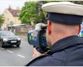 Symbolbild: Pia Bayer/dpa
So sieht es aus, wenn ein Verkehrsteilnehmer mit einem Messgerät ins Visier genommen wird. Ein Verkehrsüberwacher der Polizei in Amberg, der unter anderem Radarfallen aufgebaut hatte, musste sich wegen Abrechnungsbetrugs vor dem Amtsgericht Schwandorf verantworten.