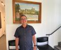 Bild: ihl
Der neue Thansteiner Bürgermeister, Michael Brandl, steht im Eingang des Bürgerhauses vor einer historischen Zeichnung Thansteins.