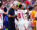 Bild: Bradley Collyer/PA Wire/dpa
Die englische Nationalmannschaft bei einer Trinkpause im Spiel gegen Kroatien.