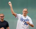 Bild: Charlie Riedel/AP/dpa
Thomas Tuchel hatte auch beim Baseball seinen Spaß.