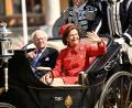 Bild: Henrik Montgomery/TT News Agency/AP/dpa
Bei der großen Feier zu ihrer Goldhochzeit fuhren König Carl XVI. Gustaf und Königin Silvia am vergangenen Wochenende in einer offenen Kutsche durch Stockholm.