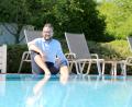 Bild: Stadtwerke Bayreuth/exb
Die Füße im Wasser, die Wiedereröffnung im Blick: Thermenleiter Benjamin Beyer freut sich darauf, ab Samstag wieder Gäste in der Lohengrin Therme begrüßen zu können.