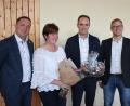 Bild: Rudi Gruber
Bei der Bürgerversammlung in Edelsfeld wurde der bisherige Bürgermeister Hans-Jürgen Strehl mit seiner Frau Brigitte von Roland Lutz und Andreas Kredler verabschiedet.