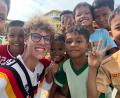 Bild: Elias Jungbeck
Elias Jungbeck (Zweiter von links) auf Sumatra mit einheimischen Kindern.