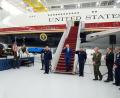 Bild: Manuel Balce Ceneta/AP/dpa
Trump salutiert auf der Gangway des geschenkten Flugzeugs.