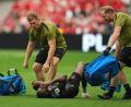 Bild: Abbie Parr/AP/dpa
Schockmoment: Koné musste verletzt raus.