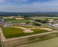 Bild: Mario Bernhardt/VG Wackersdorf/exb
Das Interkommunale Gewerbegebiet der Stadt Schwandorf sowie der Gemeinden Wackersdorf und Steinberg am See an der A 93 nimmt Form an. Jetzt geht es an die Erschließung der einzelnen Parzellen. Die Fertigstellung ist für Oktober dieses Jahres vorgesehen.