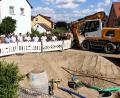 Bild: Petra Lettner
Die Mitglieder des Bauausschusses Kirchenthumbach machten sich beim Ortstermin in der Lindenstraße einen Überblick über den Bauabschnitt II der Wasser- und Abwassersanierung.