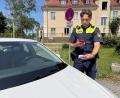 Bild: Heike Unger
In der Feuerwehrzufahrt geparkt? Dafür gibt's ein Knöllchen - inzwischen digitalisiert. Der Polizist gibt dazu alle nötigen Angaben über sein Diensthandy ein und verknüpft sie mit einem QR-Code auf einem Strafzettel.