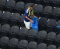 Bild: Jessica Tobias/AP/dpa
Japanische Fans räumen nach dem WM-Gruppenspiel der Gruppe F den Müll im Stadion auf. (Archivbild)