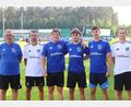 Bild: Rudolf Walberer
Der SV Etzenricht stellte beim Trainingsbeginn seine Neuzugänge vor: (von links) Abteilungsleiter Manfred Herrmann, Co-Trainer Klaus Herrmann, Oliver Danzer (zurück aus dem USA-Studium), Noah Hammer (zuvor bei der SpVgg Schirmitz), Ben Kippes (DJK Neustadt) und Spielertrainer Andreas Wendl. Sebastian Treml fehlte wegen Urlaub.