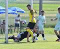 Bild: Hubert Ziegler
Neuzugang Sven Florek (gelbes Trikot) vom FC Amberg taucht in dieser Szene gefährlich vor dem Köferinger Torhüter Steffen Malewicz vom SV Köfering auf.