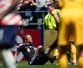 Bild: Lindsey Wasson/AP/dpa
Musste in der Schlussphase behandelt werden: Felix Zwayer.