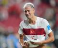 Bild: Eugene Hoshiko/AP/dpa
Mert Müldür reagierte sehr emotional auf die Niederlage und das Aus in der Gruppenphase.