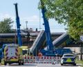 Bild: Stefan Puchner/dpa
Zwei Schwerlastkräne sind für die Bergung eingetroffen.