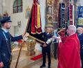 Bild: Georg Lang
Pfarrer Alfons Kaufmann segnet im Festgottesdienst die restaurierte Fahne der Feuerwehr Pullenried.