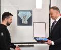 Bild: Radek Pietruszka/PAP/dpa
Der damalige Präsident Andrzej Duda hatten Selenskyj den Orden vor drei Jahren überreicht. (Archivbild)