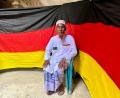 Bild: Nazrul Islam/dpa
Der 77-jährige bangladeschische Bauer Amjad Hossain posiert mit einer deutschen Fahne, die er zu Hause genäht hat.