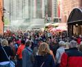 Symbolbild: Hartl
Hier gibt es kein Durchkommen mehr. Auf sechs Bühnen (im Bild rechts die Ottmann-Bühne) in der Altstadt spielen die Bands und Musikgruppen auf dem Sulzbach-Rosenberger Altstadtfest.