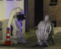 Bild: Christoph Reichwein/dpa
Beamte der Spurensicherung in Spurensicherungsanzügen begutachten den Tatort.