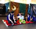 Bild: Ulla Britta Baumer
Schneewittchen und die sieben Zwerge auf einem fliegenden Teppich hat es bisher in keinem Märchen gegeben. Deshalb war die Premiere der Kreismusikschule mit dem Kindermusical "Die sieben Zwerge und der fliegende Teppich", nimmt man es genau, sogar eine Welturaufführung.