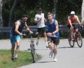 Bild: Rudolf Hirsch
Fliegender Wechsel bei Martin Bösl und Philipp Filchner vom TV Burglengenfeld, die beim Run & Bike-Wettbewerb Zweite wurden. Die späteren Sieger Julius Prüfling und Martin Weinfurter setzen gerade zum Überholen an.