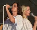 Bild: Josef Rosner
Linda Mikulec (Agnetha) rechts) und Simone Kerchner (Anni-Frid) begeisterten am Samstagabend mit ihrer Show "One Night in Sweden" in Tirschenreuth. Beide ließen die großen Welthits von Abba wieder auferstehen.