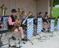 Bild: Peter Garreiss
Bei der ersten Serenade des Moosbacher Musiksommers 2026 im Generationenpark sorgten die Straßenmusikanten mit böhmisch-mährischen Weisen für Stimmung.