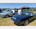 Bild: Georg Lang
Der Chrysler Le Baron und der BMW Coupe sind der Stolz ihrer Besitzer Dieter Siegler und Erhard Wittmann. Beide Kultfahrzeuge erweisen sich in Pullenried als Hingucker.