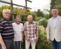 Bild: Marianne Moosburger
Ruhestandspfarrer Hans Peter Heindl (links) gratulierte zusammen mit Peter Wlach (Mitte) und Bürgermeister Dominik Sachsenhauser der Jubilarin Erna Graf zum 80 Geburtstag.