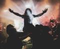 Archivbild: Danny "Trabi" Jakesch
Crowdsurfing auf dem Altstadtfest in Sulzbach-Rosenberg 2025: Auch heuer spielen wieder zahlreiche Bands auf sechs verschiedenen Bühnen. Im Bild die Schloss-Bühne mit Motörblöck.