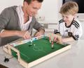 Bild: DIY Academy/tesa
Das Spielfeld lässt sich mit wenigen Materialien aus einem stabilen Pappkarton, etwas Bastelmaterial und Tipp-Kick-Figuren selbst bauen.