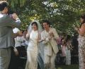 Bild: Richard Stürz
Johanna und Lorenz Walbert haben geheiratet. Beschwingt, begleitet von den Hochzeitsgästen mit Percussion-Instrumenten, verließ das Brautpaar den Schafferhof-Garten nach der freien Trauung. Anschließend wurde im festlich gedeckten Innenhof weitergefeiert.
