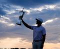 Bild: Seth Wenig/AP/dpa
Wyndham Clark präsentiert stolz die Trophäe.