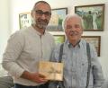 Bild: Gerhard Franz
Vergangenen Sonntag feierte Heinrich Hegner (rechts) seinen 90. Geburtstag. Dazu gratulierte Dritter Bürgermeister Tuncer Ayten mit einigen Euro Amberger Stadtgeld.