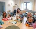 Bild: szl
Die Rappelkiste Tirschenreuth gibt es seit über 15 Jahren. Aktuell besuchen fünf bis sechs Kinder die Einrichtung. Sabine Ertl und Martina Tragl (von links) sind die Leiterinnen der Spielgruppe und betreuen die Kinder.