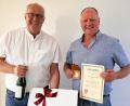 Bild: Marianne Moosburger
Bürgermeister Anton Peter (links) zeichnete Gerhard Schuller mit der goldenen Ehrenmedaille von Ammerthal aus.
