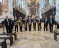 Bild: Paul Zrenner
Die Waldsassener Blechbläser mit ihrem Leiter Armin Scharnagl (rechts) sowie Kirchenmusikdirektor Andreas Sagstetter (links) beim Schlussapplaus nach dem Konzert in der Basilika Waldsassen.