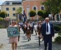 Bild: Elisabeth Dobmayer
Zahlreiche Fahnenabordnungen, Ehrengäste und Vereinsmitglieder nahmen an der Feier teil. Von der katholischen Stadtpfarrkirche aus setzte sich der Festzug unter der Leitung des Vorsitzenden des Soldatenvereins Vohenstrauß, Günter Schober, in Bewegung.