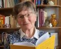 Bild: Heidi Himmelhuber
Rosa Pickel (88) schreibt Gedichte und liest aus ihrem jetzt erschienen neuen Band auch ihren Mitbewohnern in der Senioreneinrichtung in See bei Happurg vor.