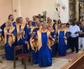 Bild: Eva Seifried
Auf den Gospelzug sprangen auch Besucher und Pfarrvikar Robert Amandu auf.