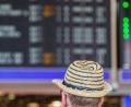 Bild: Andreas Arnold/dpa
Am Frankfurter Flughafen drohen zum Ferienstart längere Wartezeiten.