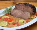 Bild: Michael Schiffer
Der Braten wird mit Rosmarin eingerieben und drei bis vier Tage mariniert in Sojasoße, Aceto Balsamico und Roséwein.