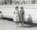 Archivbild: Familienalbum Familie Prösl
Annemarie Sparrer (links) und Ursula Bowel (rechts) aus dem Mark Kohlberg im Jahr 1964 vor ihrem Reisebus. Aus dessen Fenster wurden die „Bierfilzln“ in der Hoffnung auf eine romantische Verabredung geworfen.
