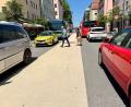 Bild: Gabi Schönberger
Als Querungshilfe für Fußgänger hat sich der weiße Mittelstreifen in der Dr.-Pfleger-Straße durchaus etabliert. Sein Ende als Provisorium ist jedoch beschlossene Sache.