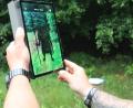 Bild: Josef Pilfusek
Bei der interaktiven Tour am Schellenberg gibt es am Tablet viel zu entdecken.
