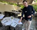 Bild: Petra Hartl
Luca Scimia an seinem Arbeitsplatz: das Landhotel Weißes Roß im Illschwang, wo er derzeit im dritten Lehrjahr seine Ausbildung als Fachmann für Restaurant- und Veranstaltungsgastronomie