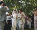 Bild: Richard Stürz
Johanna und Lorenz Walbert haben geheiratet. Beschwingt, begleitet von den Hochzeitsgästen mit Percussion-Instrumenten, verließ das Brautpaar den Schafferhof-Garten nach der freien Trauung. Anschließend wurde im festlich gedeckten Innenhof weitergefeiert.