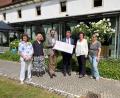 Bild: vv
Strahlende Gesichter bei der Spendenübergabe: Pro-Libris-Vorsitzender Stephan Oetzinger (Dritter von links) übergibt zusammen mit Waltraud Koller-Girke, Ruth Neumann, Anne Brünnig und Katja Sauermann einen symbolischen Scheck über 25.000 Euro an Oberbürgermeister Benjamin Zeitler, damit die Stadt neue Medien für die Regionalbibliothek anschaffen kann.