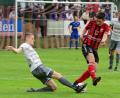 Bild: ham
Zuletzt gastierte die SpVgg SV Weiden am 29. Juli 2023 in einem Pflichtspiel im Michael-Höhbauer-Stadion. Damals endete die Landesliga-Partie unentschieden 2:2. in dieser Szene grätscht der Weidener Niklas Lang gegen Fabian Magerl vom SC Luhe-Wildenau.